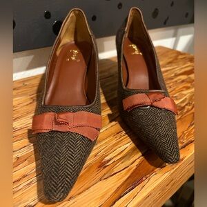 These shoes are brown herringbone tweed pointed-toe kitten heels size 7